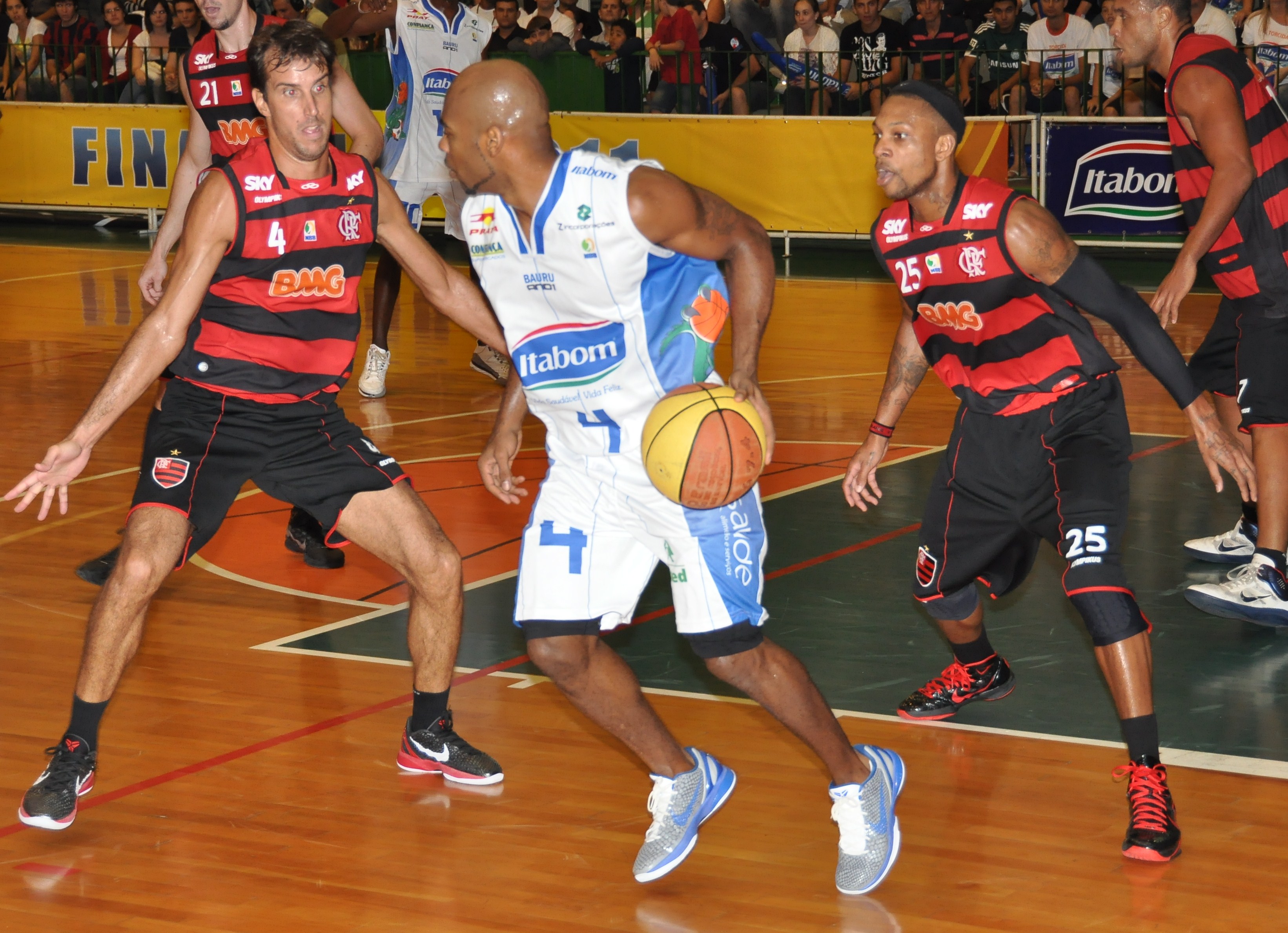 Larry Taylor, do Bauru, e Marcelinho e Teague, do Flamengo
