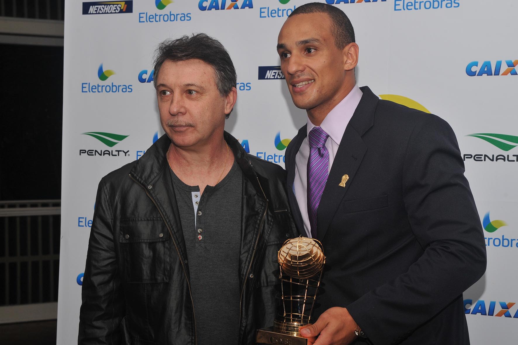 Alex, do Brasília, recebe de Ruben Magnano o trofeu de Melhor Defensor