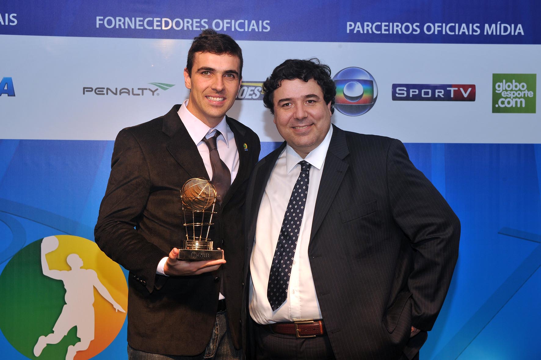 Paulinho Boracini recebe o prêmio de Melhor Sexto Homem de João Fernando Rossi