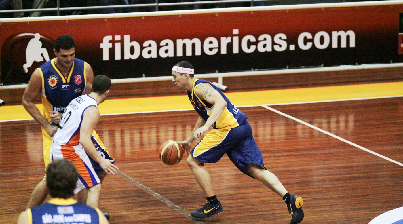 Fúlvio distribuiu dez assistências na partida e comandou as ações ofensivas do São José (Samuel Vélez/FIBA Americas)