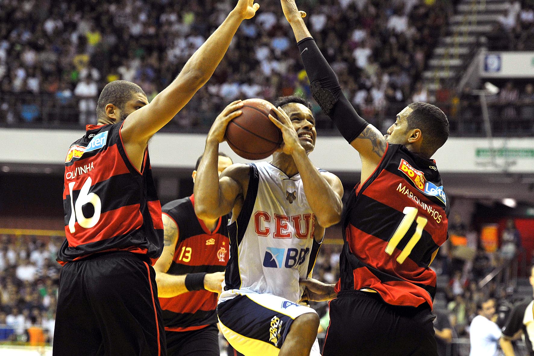 Arthur, do Bras&iacute;lia, e Olivinha e Marquinhos, do Flamengo