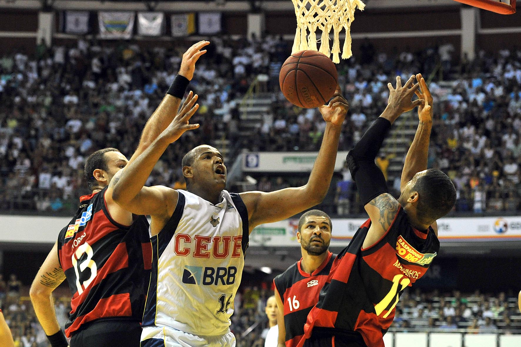 Paul&atilde;o Prestes, do Bras&iacute;lia, e Marquinhos, do Flamengo