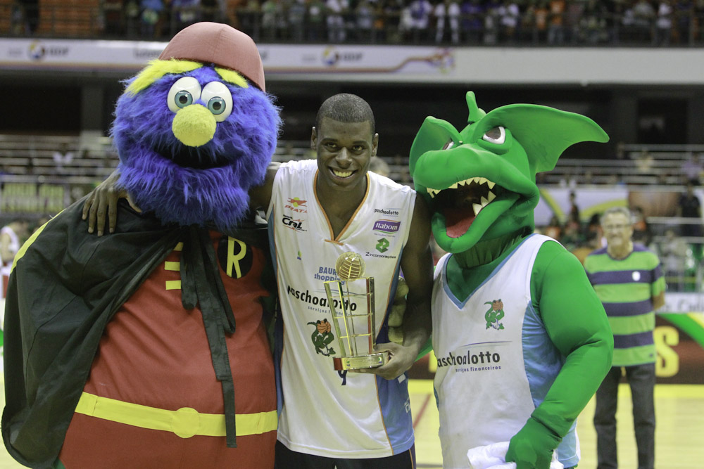 Gui Deodato com os mascotes da FIBA Américas e do Bauru