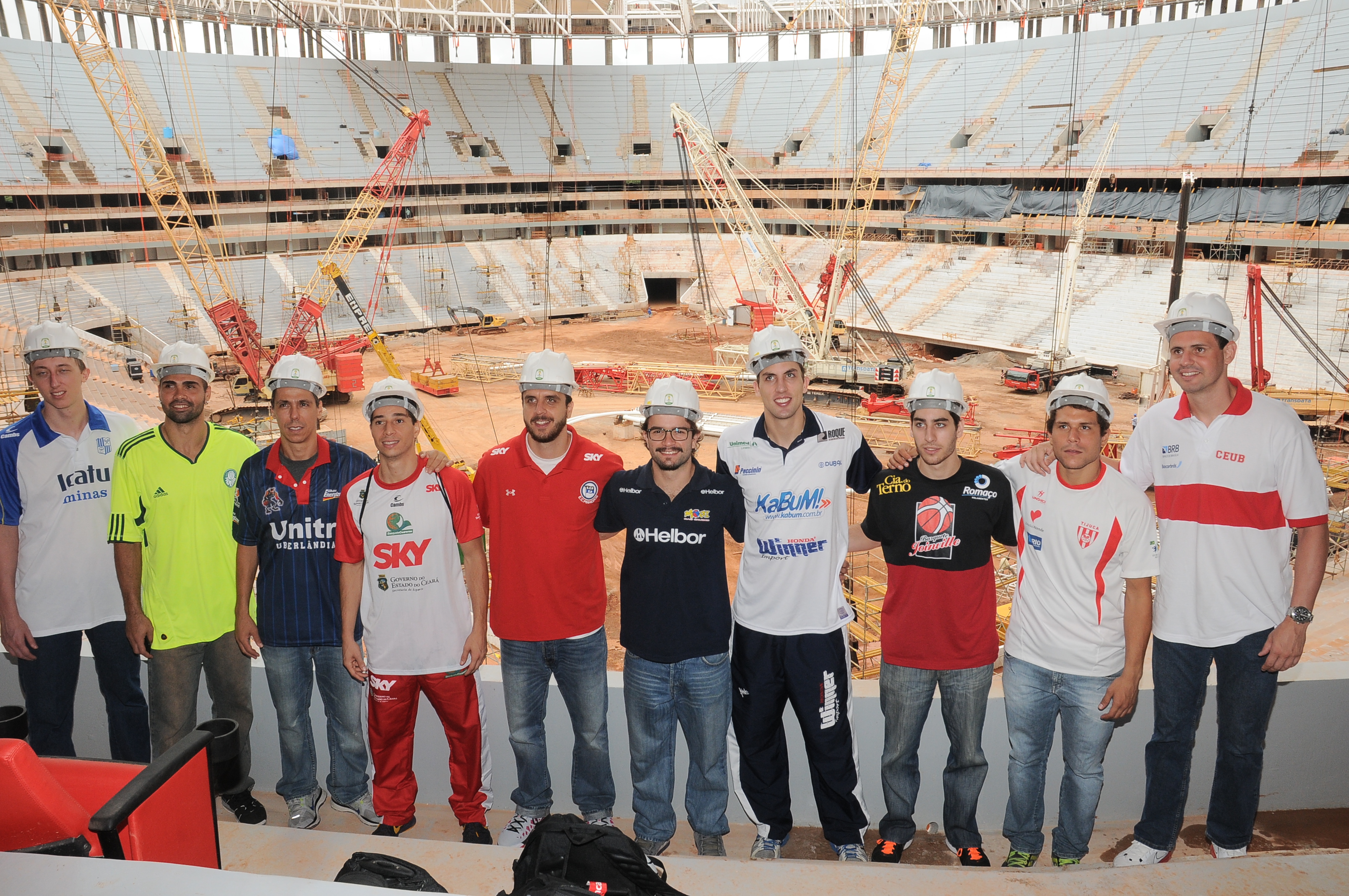 Jogadores do NBB tiveram acesso às obras do Estádio Nacional de Brasília Mané Garrincha (Lula Lopes/Divulgação)