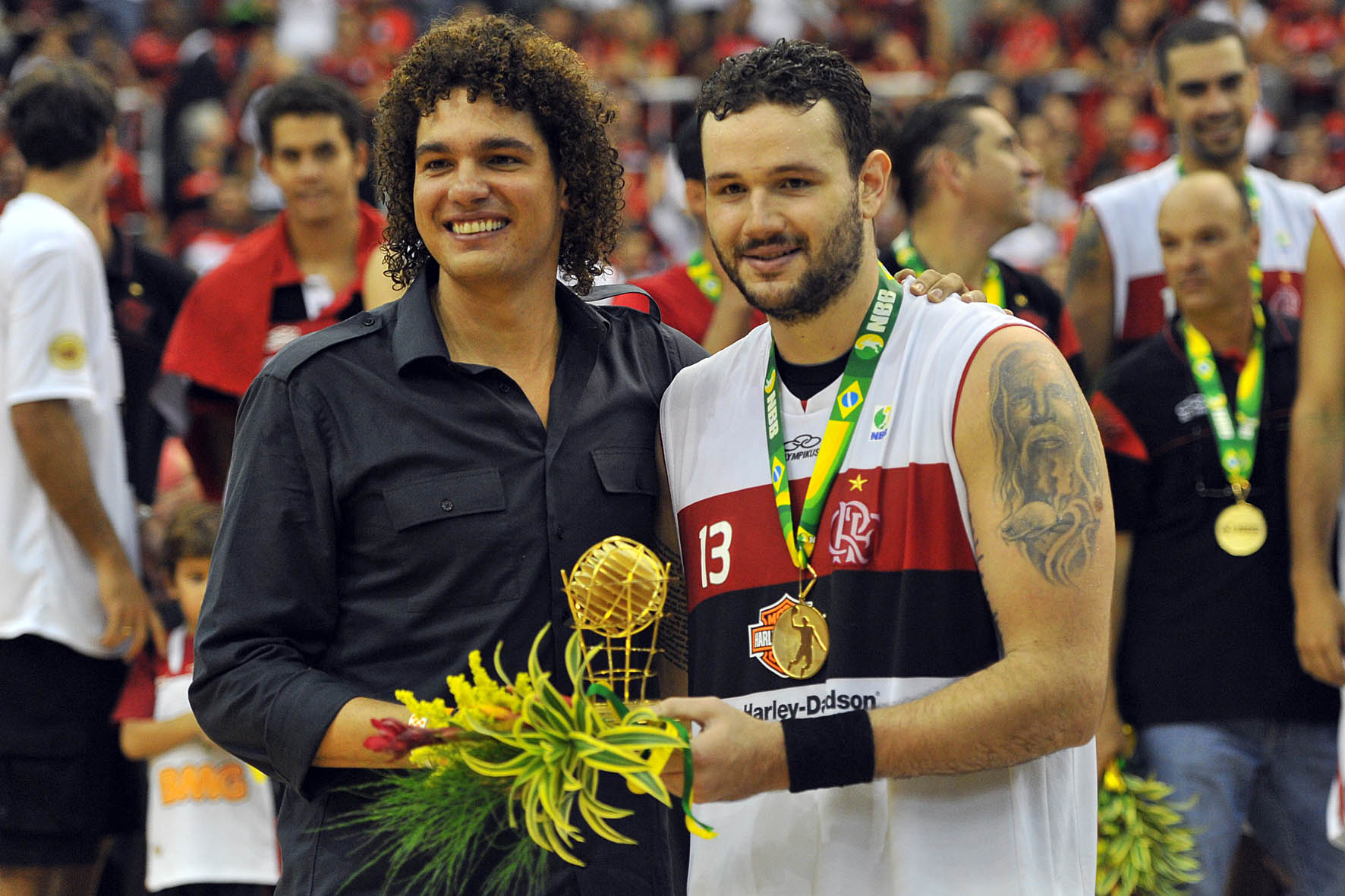 Caio Torres, MVP da Final, recebe prêmio de Anderson Varejão