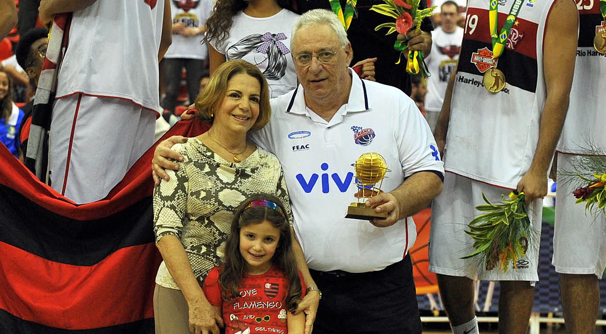 Logo após a Final do NBB5, Lula recebeu o troféu de Melhor Técnico das mãos da esposa de Ary Vidal (João Pires/LNB)