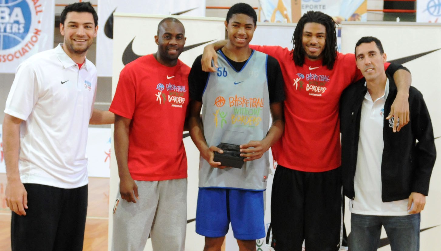 Bruno (ao centro) recebeu o troféu de MVP das mãos de Delfino, Anderson, Coopeland e Prigioni (Ligateunafoto.com)
