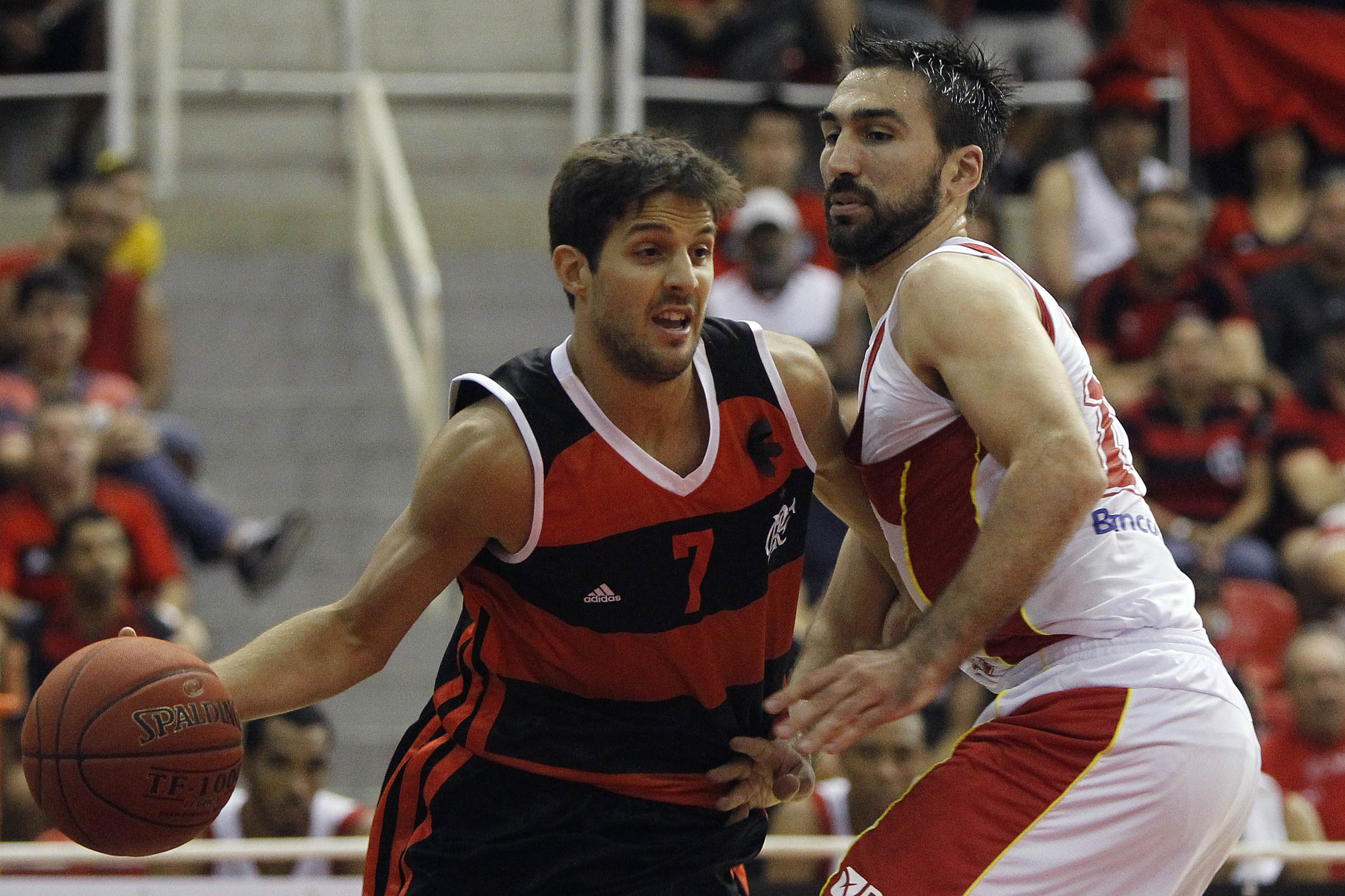 Em solidariedade ao norte-americano Meyinnse, Flamengo usou uma fita preta em seu uniforme (Ricardo Ramos/LNB)