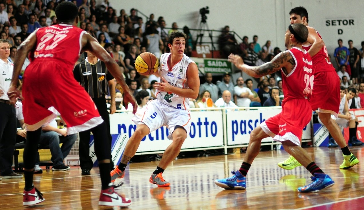 Bauru, do armador Ricardo Fischer, deu um importante passo rumo ao título do Paulista 2013 (Caio Casagrande/Bauru Basket)