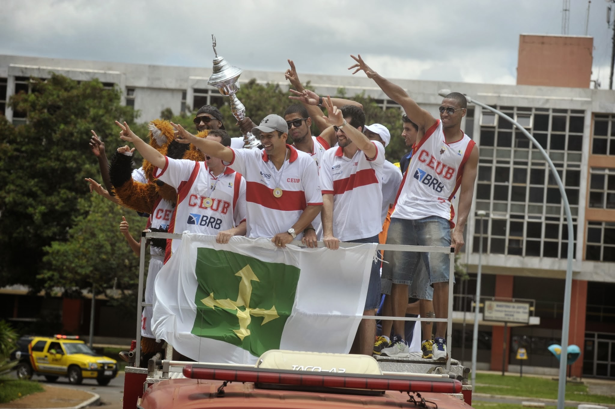 Jogadores do Brasília comemoram o título em carreata pela cidade (Brito Júnior/Divulgação)