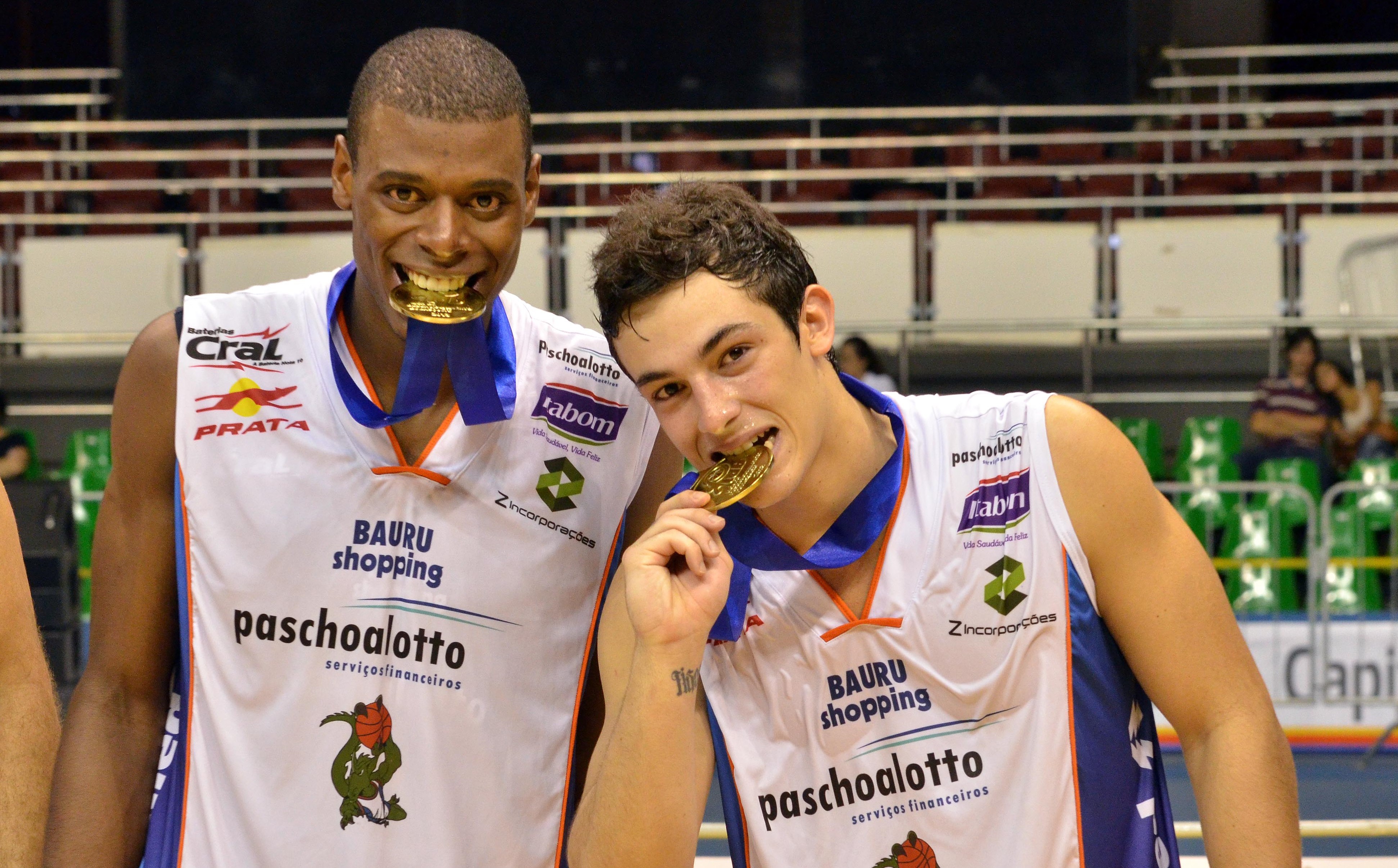 Gui e Fischer se sagraram campeões da LDB 2012 e hoje brilham no time principal do Bauru (João Pires/LNB)