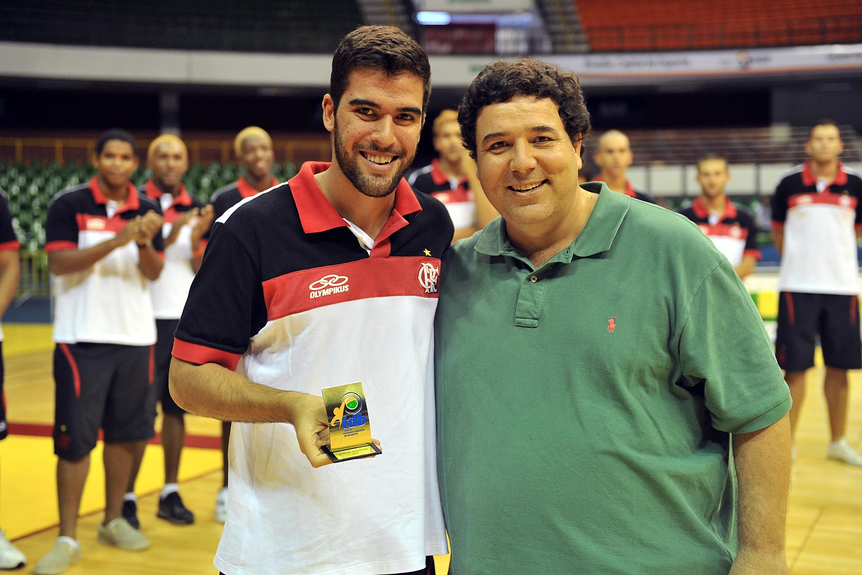 Gegê com o troféu de líder de assistências da última temporada da LDB (João Pires/LNB)