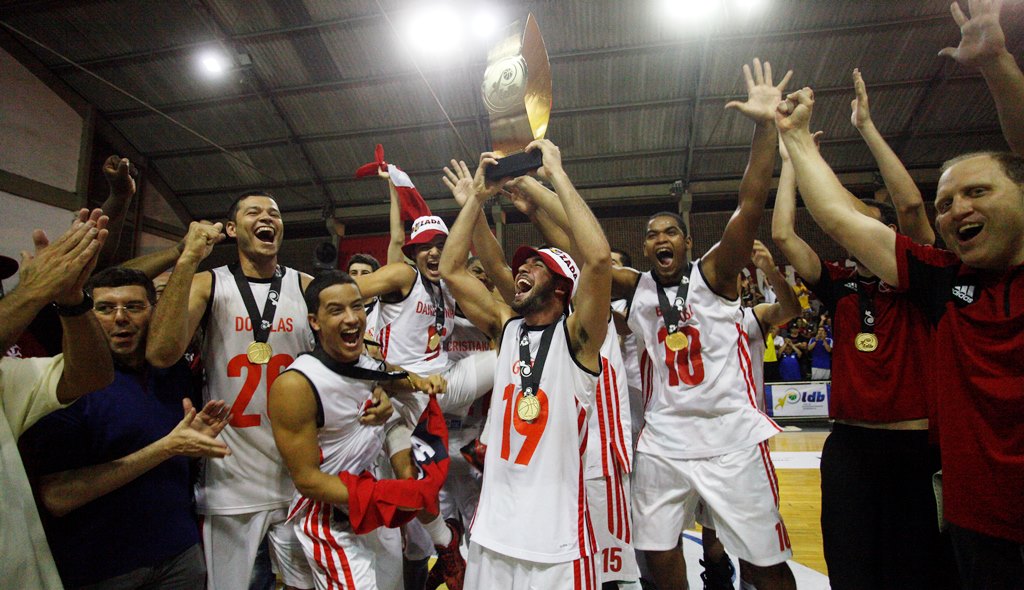 Jogadores do Flamengo comemoram o bicampeonato da LDB 2013 (Lucas Figueiredo/LNB)