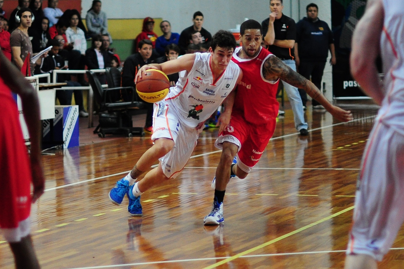 Ricardo Fischer e Dawkins em ação no primeiro turno, em partida vencida pelo Paulistano (Caio Casagrande/Bauru Basket)