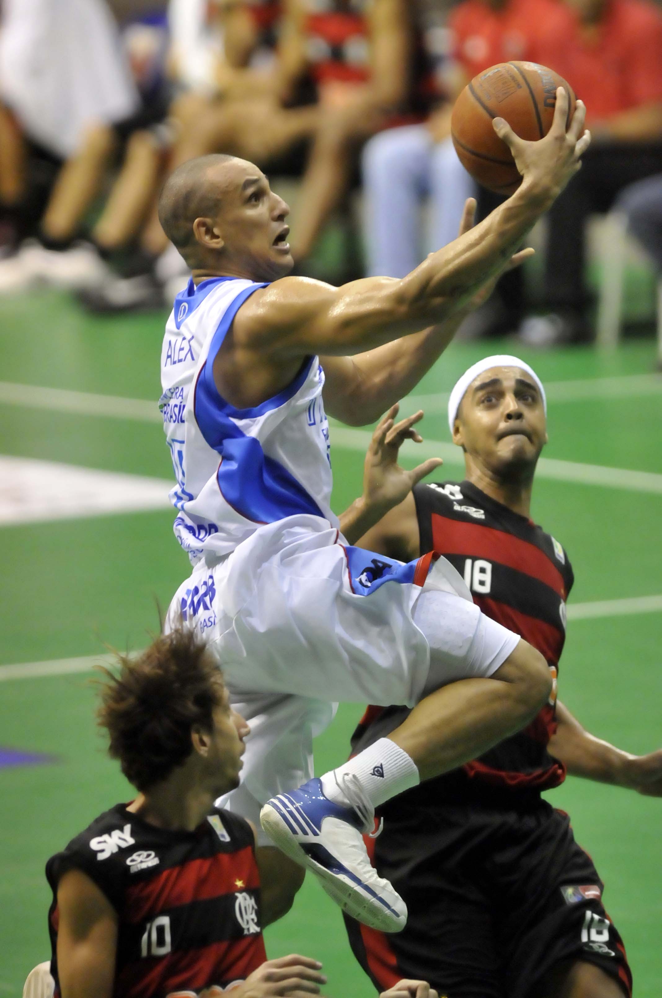 Presente em todos os clássicos contra o Flamengo no NBB, Alex pode completar 1.000 rebotes na competição (Cadu Gomes/Divulgação)