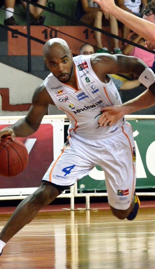 Larry pode se juntar a Fúlvio  no seleto grupo de jogadores com 1.000 assistências no NBB (Caio Casagrande/Bauru Basket)