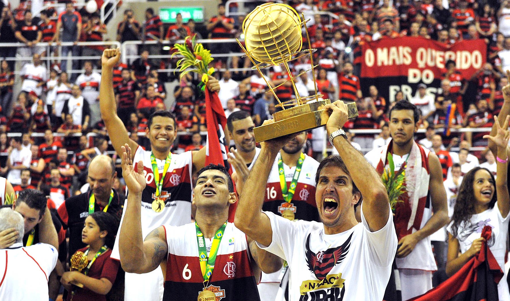 Flamengo levantou o troféu de campeão do NBB pela segunda vez na história (João Pires/LNB)