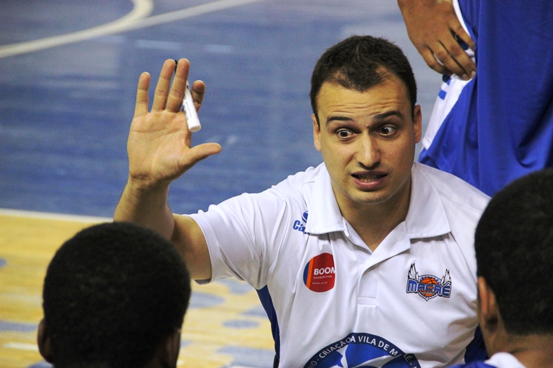 Ao lado de Gustavo De Conti, Léo Costa é o técnico mais jovem do NBB (Renata Dourado/Divulgação)