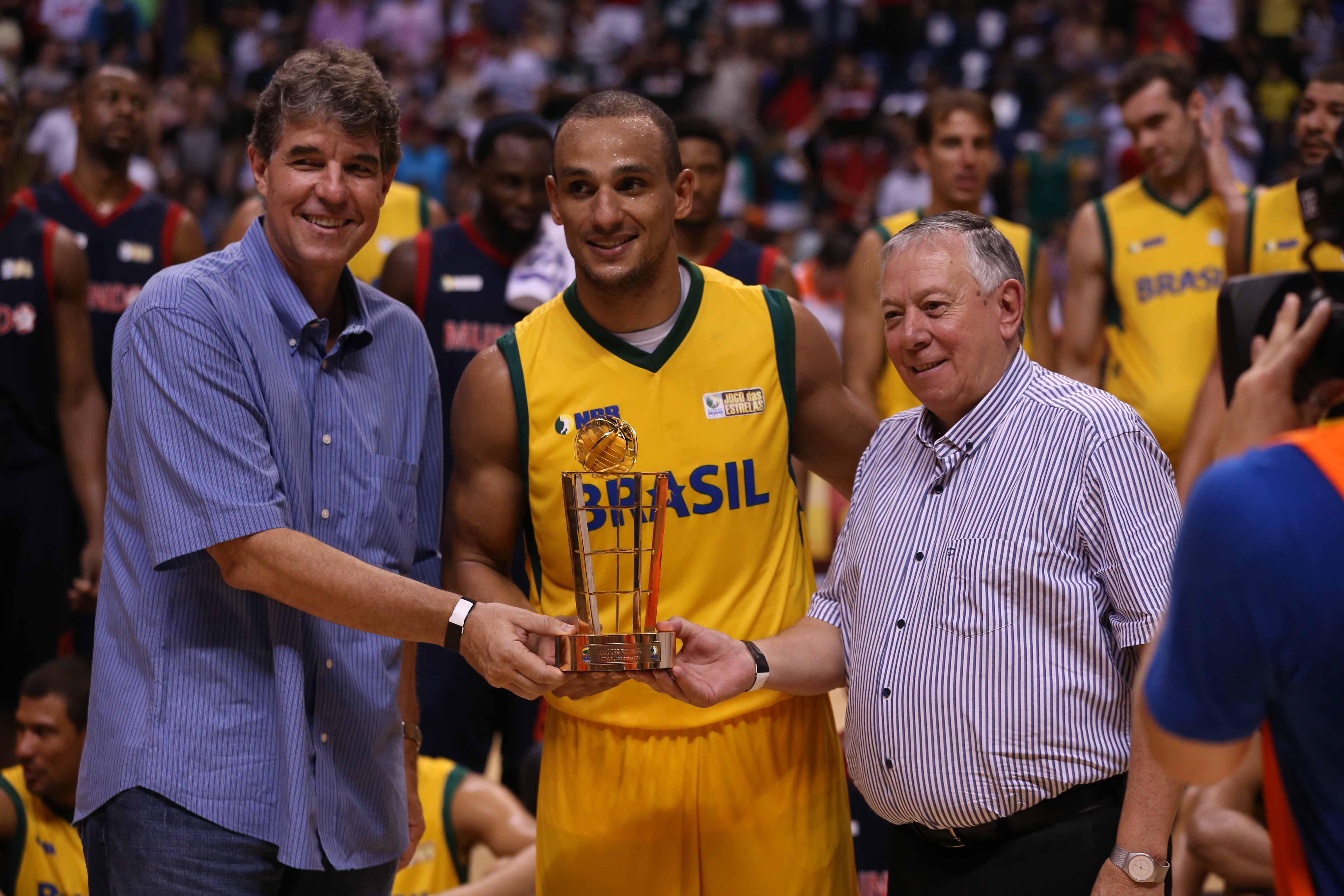 Alex recebendo o prêmio de MVP das mãos do presidente da LNB, Cássio Roque, e do Secretário Geral da FIBA, Alberto Garcia