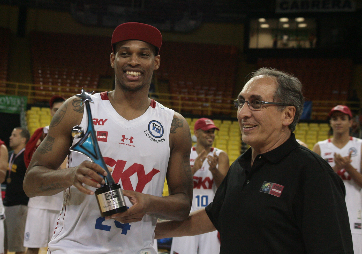 Shamell recebendo o prêmio de MVP da Liga das Américas 2013 das mãos do diretor institucional da LNB, Kouros Monadjemi (Samuel Vélez/FIBA Américas)