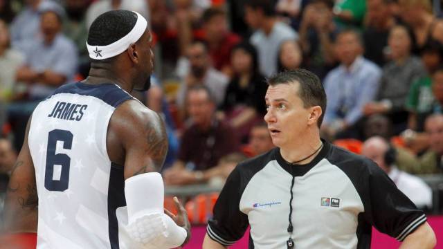 Maranho conversa com o astro Lebron James durante partidas nas Olimpíadas de Londres 2012 (FIBA/Divulgação)