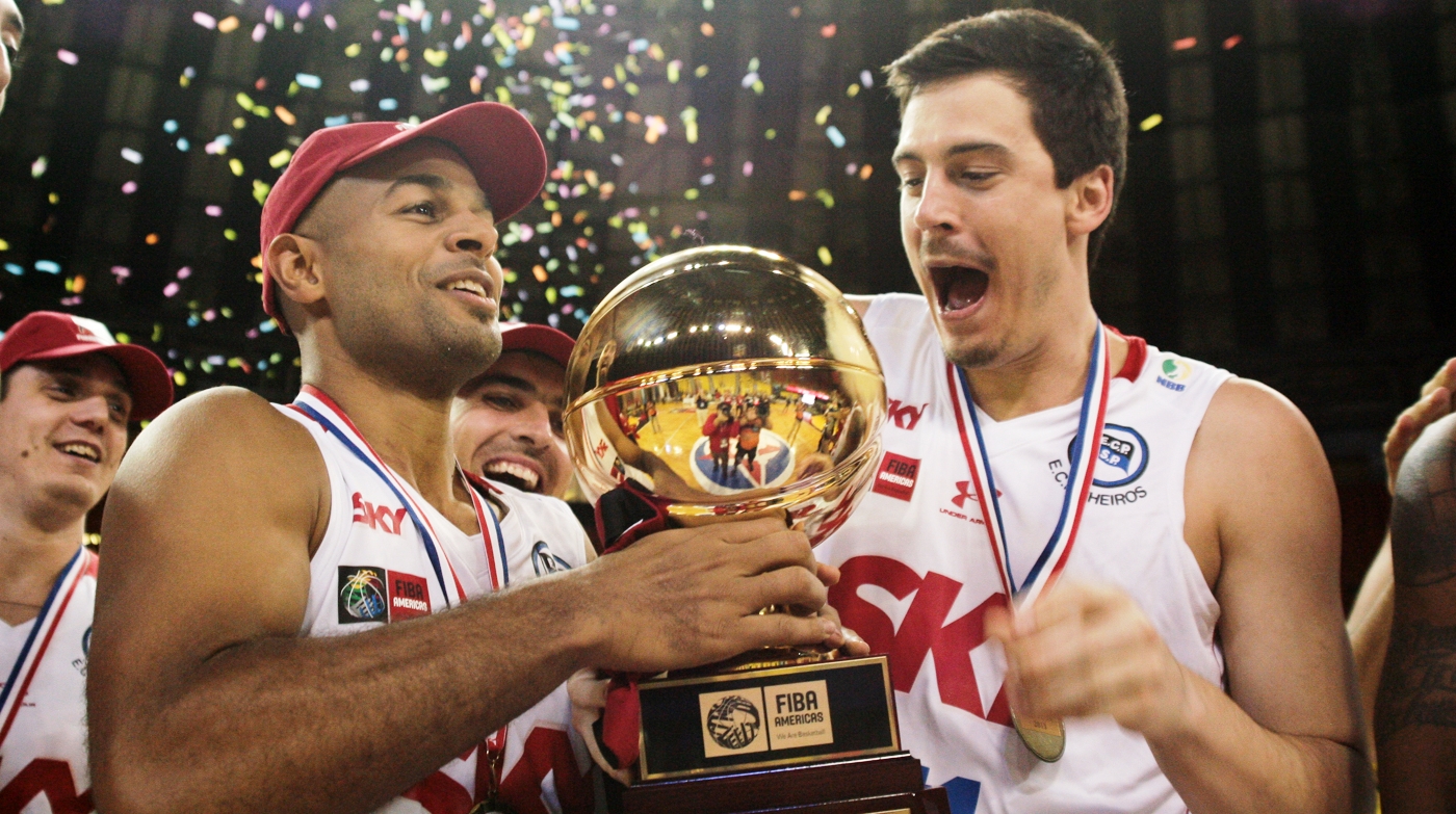 Joe Smith com o troféu de campeão da Liga das Américas 2013; norte-americano foi um dos destaques da conquista (Samuel Vélez/FIBA Américas)