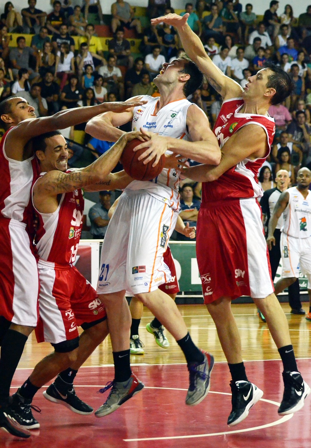 Murilo é cercado por três rivais; pivô foi o grande nome do 1º jogo (Caio Casagrande/Bauru Basket)
