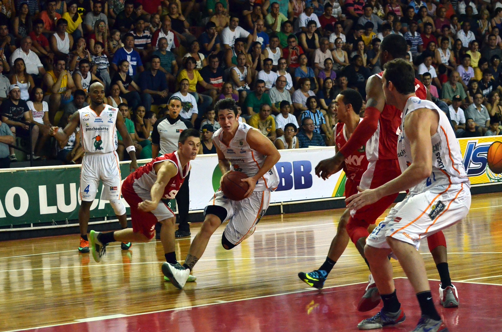 Nas oitavas do NBB 6, Bauru 'varreu' o Basquete Cearense e venceu a série por 3 a 0 (Caio Casagrande/Bauru Basket)