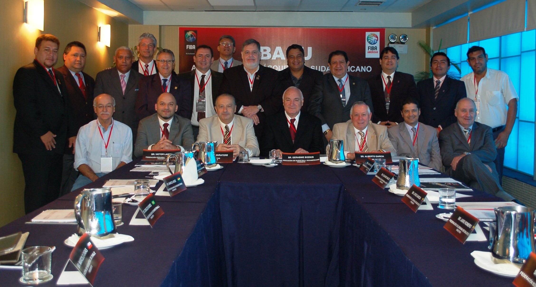 Grego (ao centro) segue no comando da entidade máxima do basquete sul-americano (Divulgação)