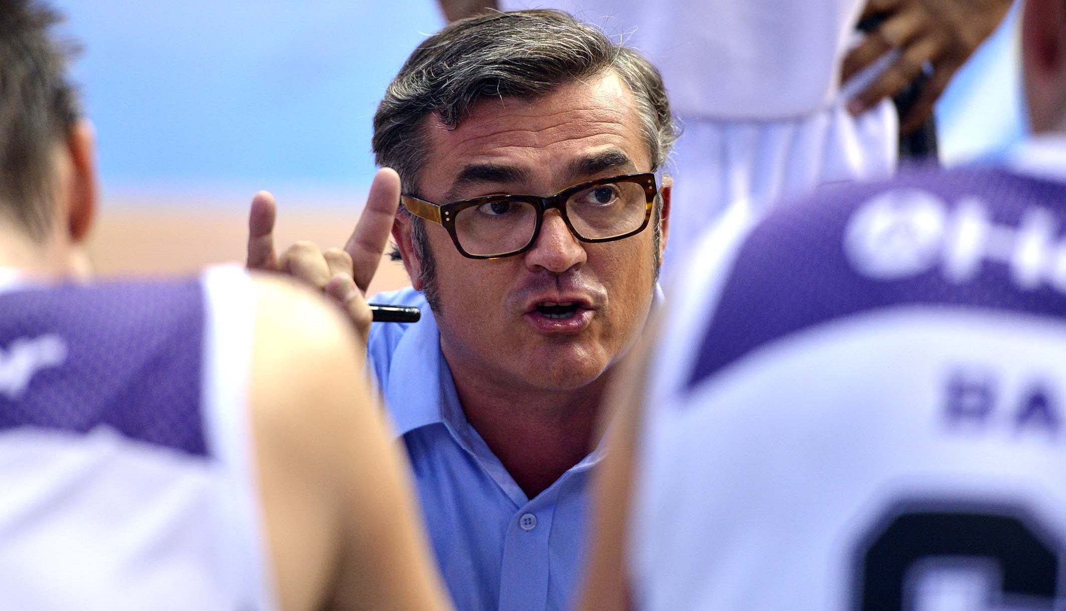 Paco García ocupa o cargo de treinador do Mogi desde o início da última temporada (João Pires/LNB)
