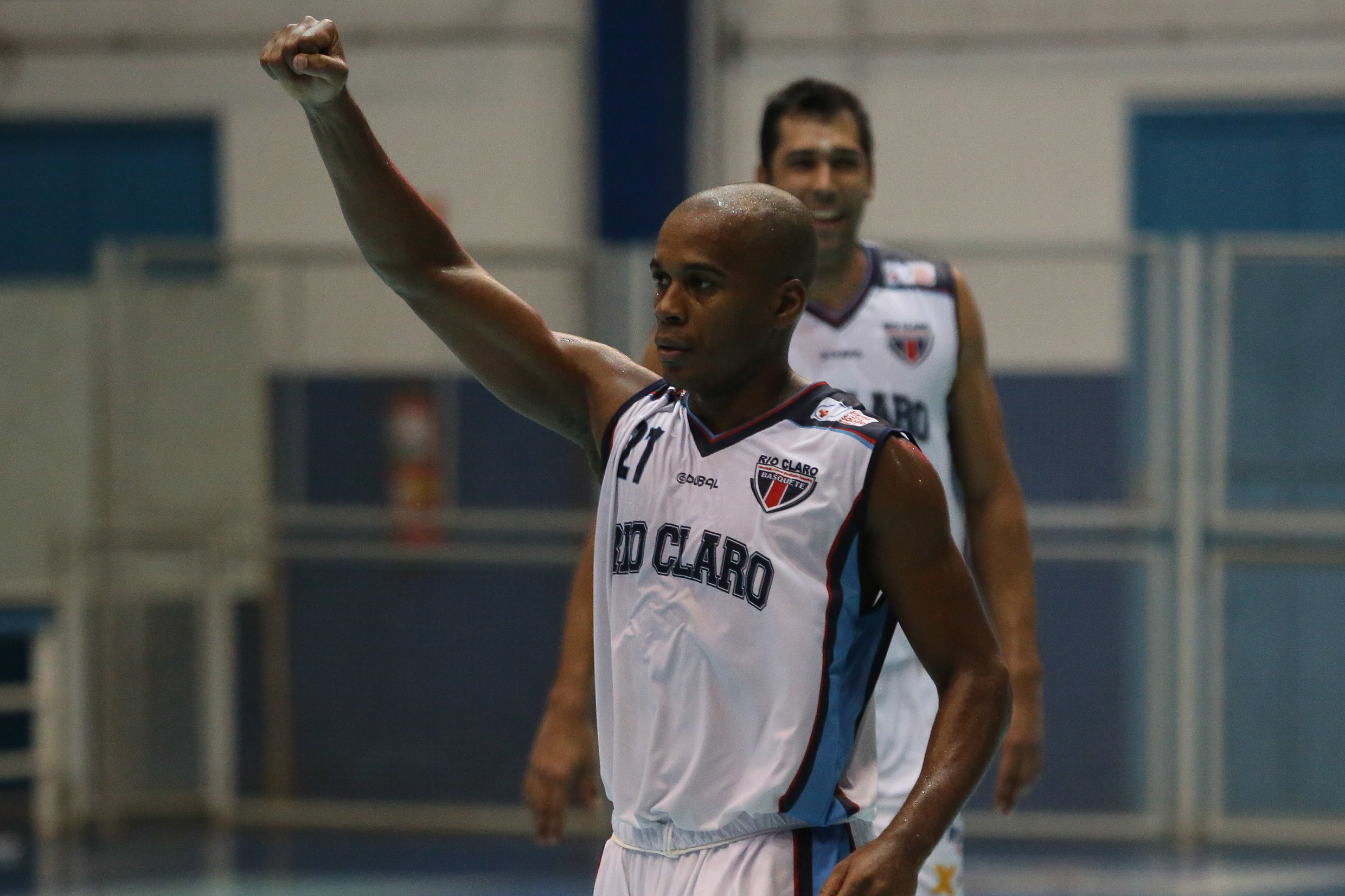 Com 18 pontos, o ala Luisinho, do Rio Claro, foi o cestinha da primeira partida semifinal da Divisão de Acesso ao NBB (Luiz Pires/LNB)