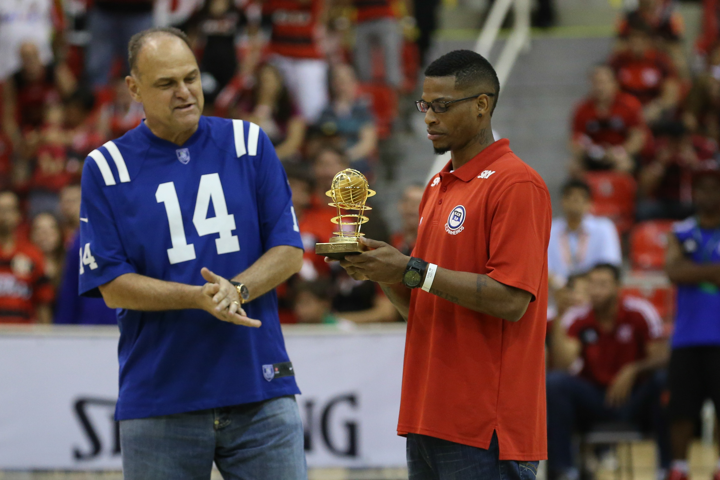 Oscar Schimdt entrega o troféu de cestinha do NBB6 para Shamell, do Pinheiros (Luiz Pires/LNB)