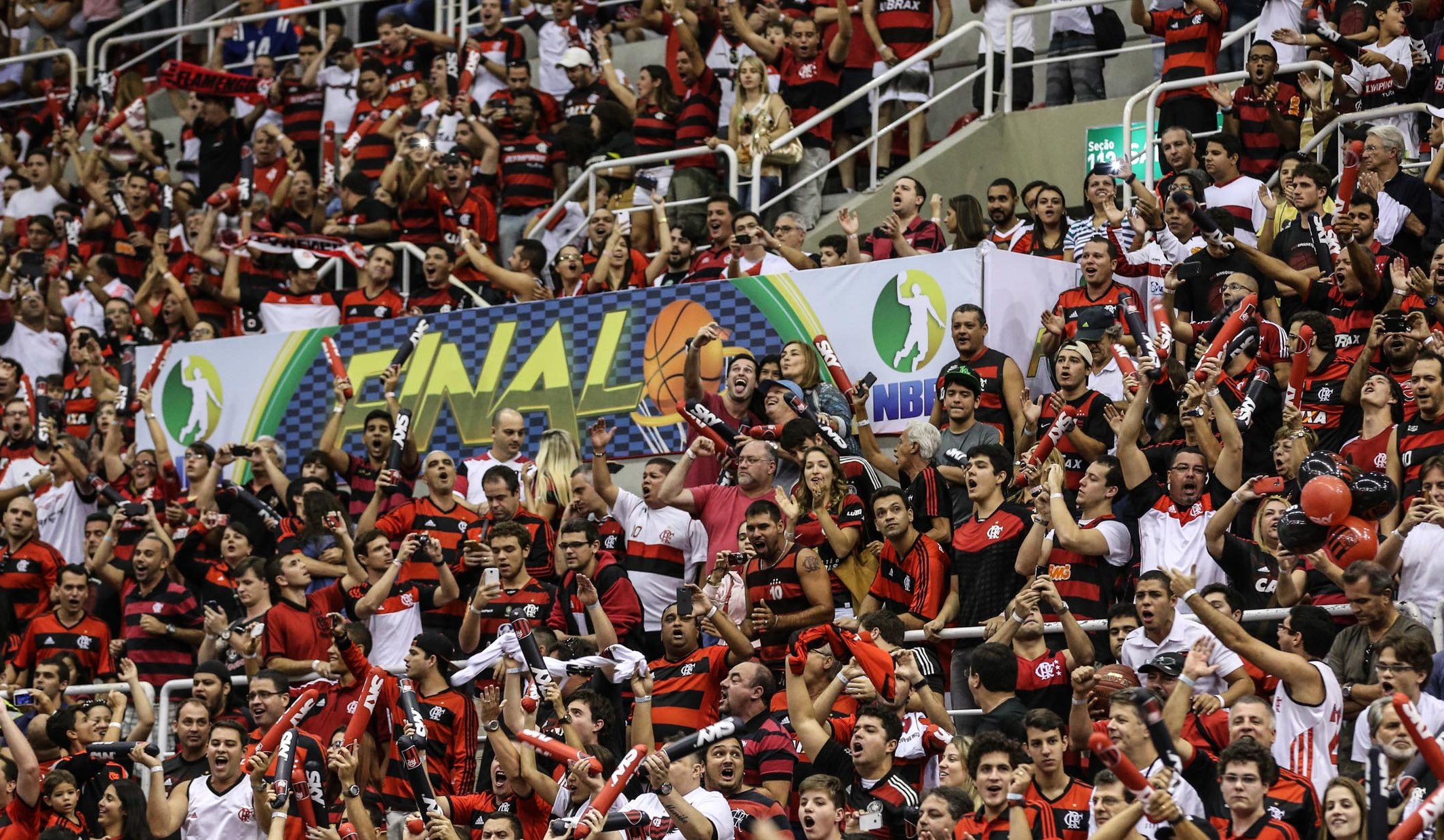Torcida rubro-negra compareceu em peso e empurrou o Flamengo na decisão (Luiz Pires/LNB)