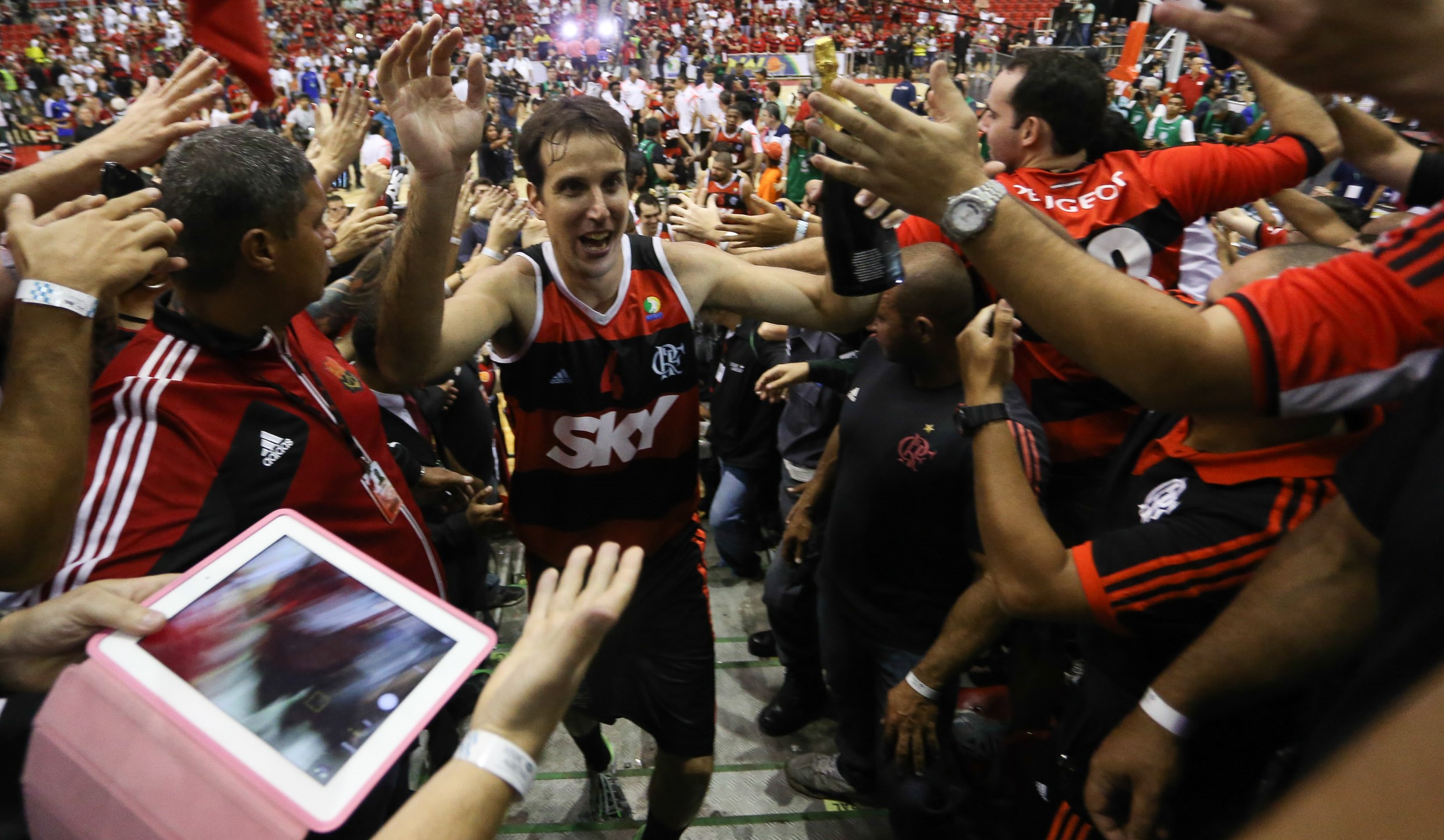 Marcelinho faz a festa com a torcida rubro-negra após a vitória (Luiz Pires/LNB)