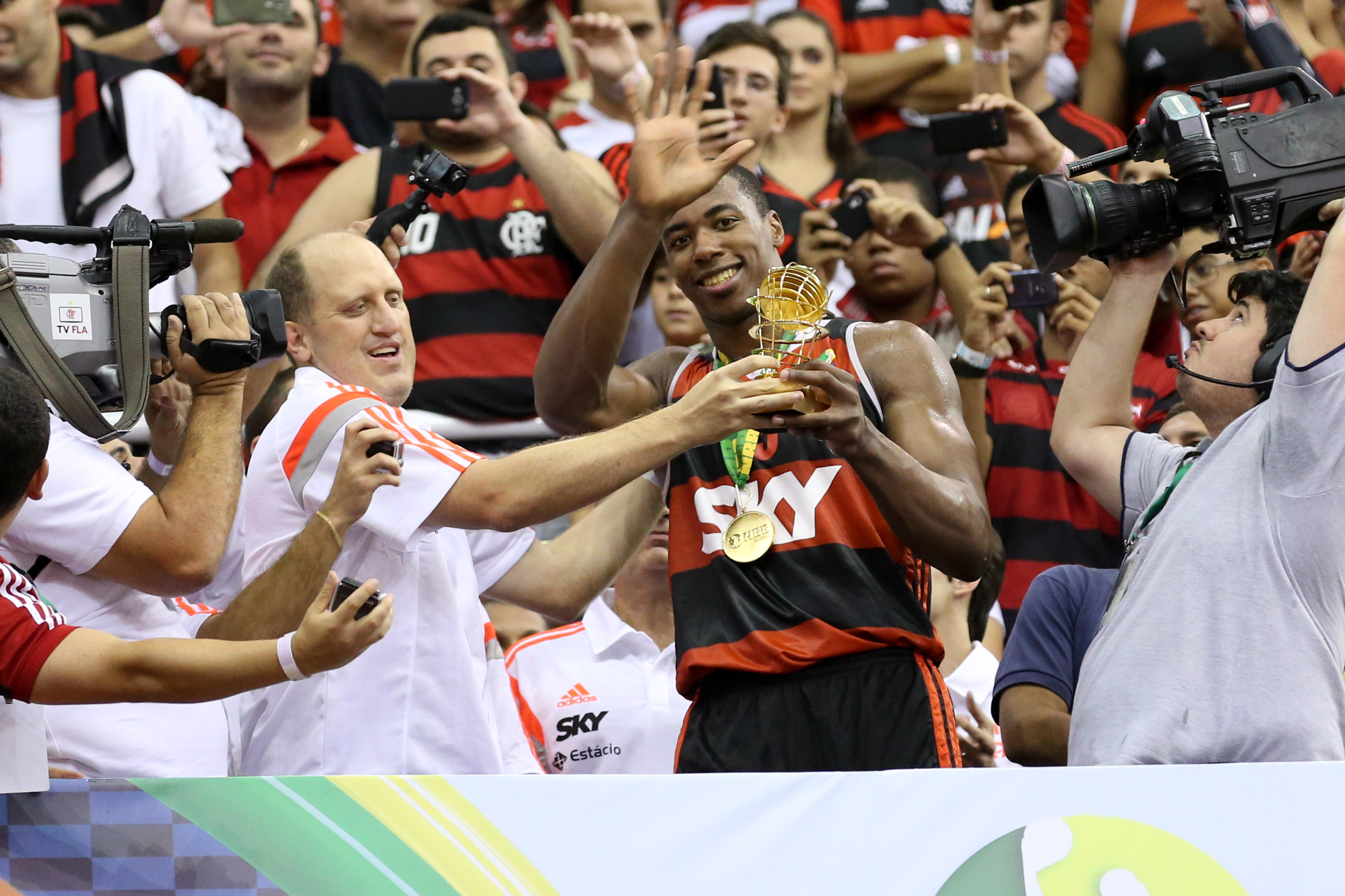 Meyinsse recebe o troféu de MVP da Final (Luiz Pires/LNB)