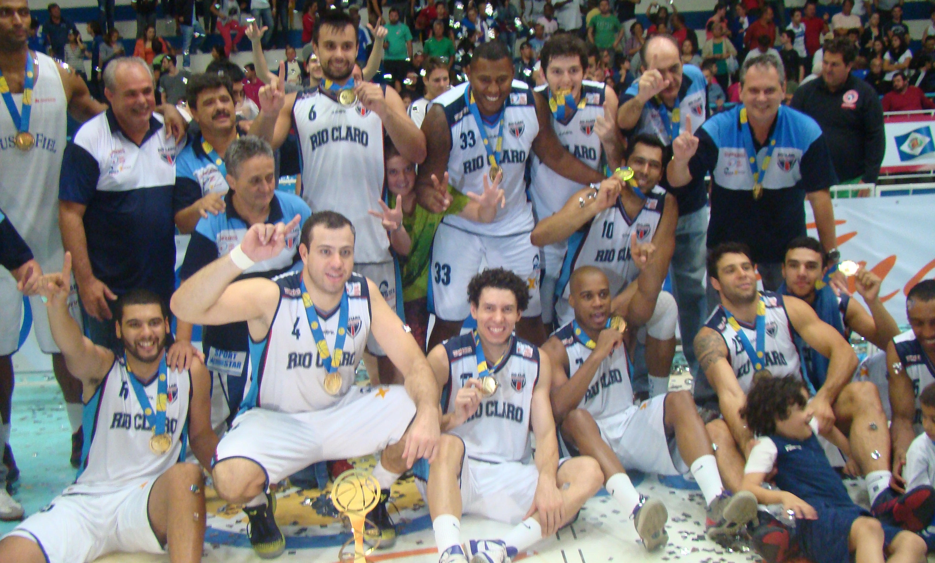 Campeão da primeira edição da Liga Ouro, Rio Claro ganhou o direito de disputar o NBB 2014/2015 (Divulgação/LNB)