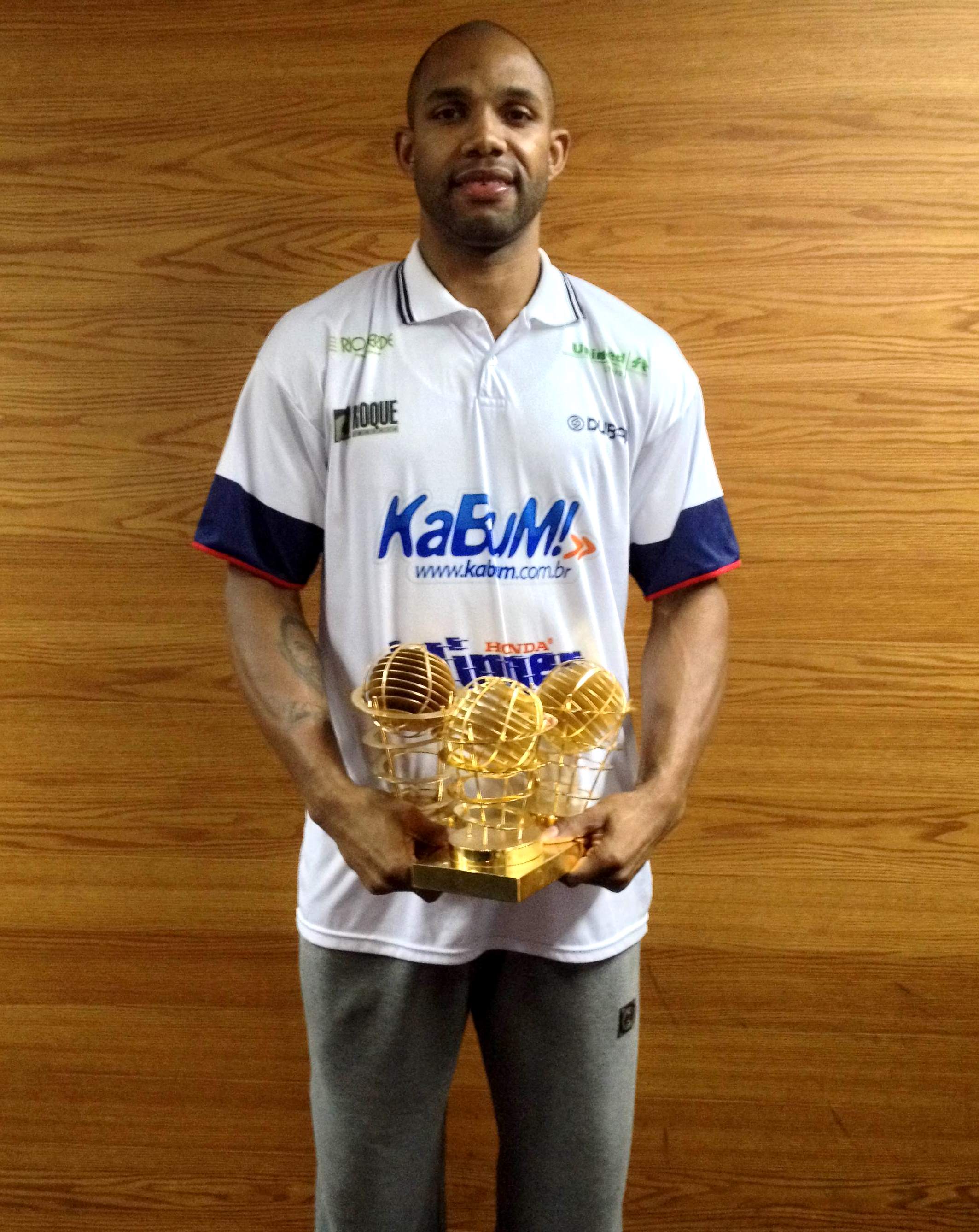 Mão cheia: Jackson faturou três troféus individuais no NBB 2013/2014 (LNB/Divulgação)