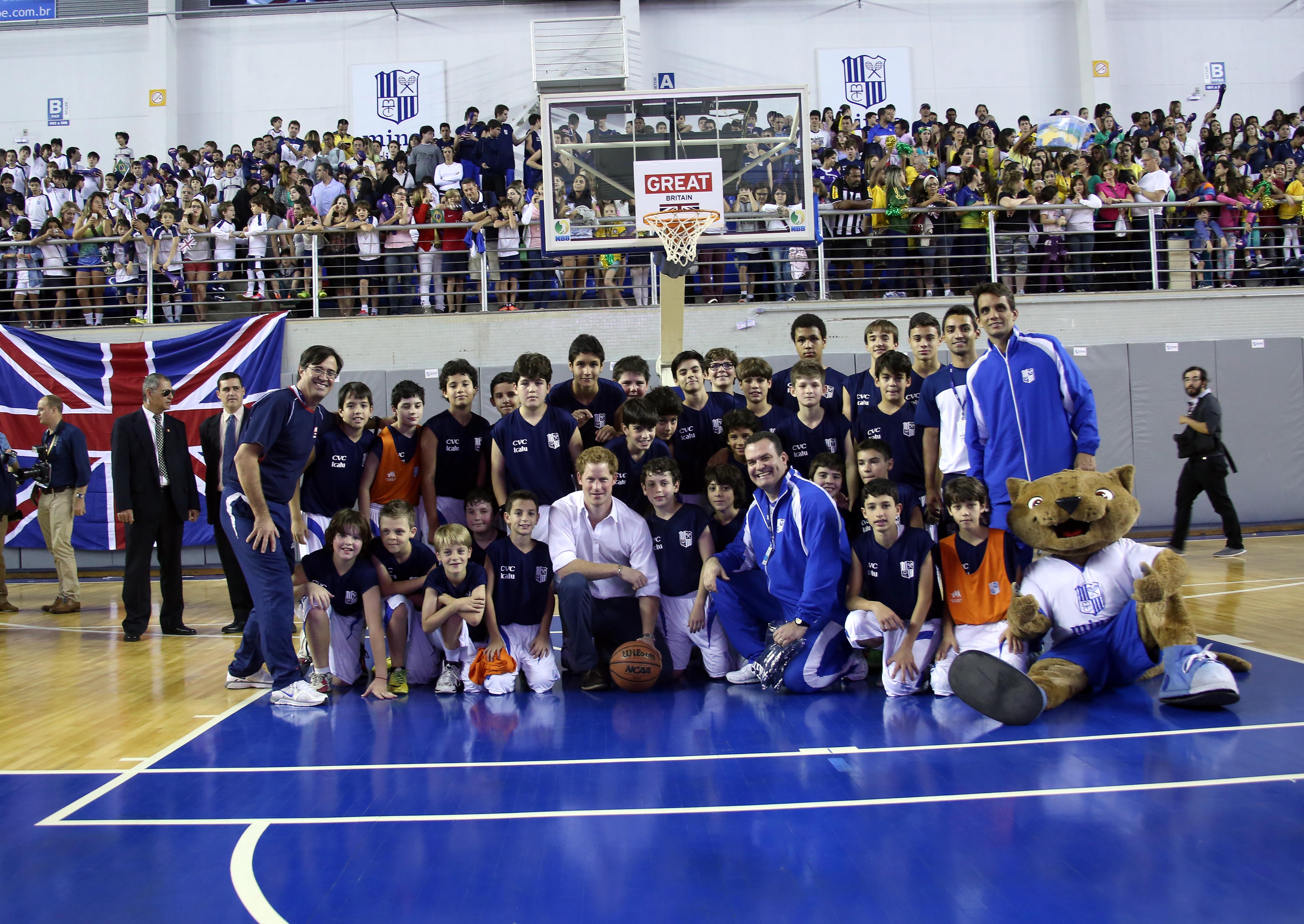Crianças da categoria de base do basquete do Minas Tênis Clube com o Príncipe Harry (Orlando Bento/MTC)