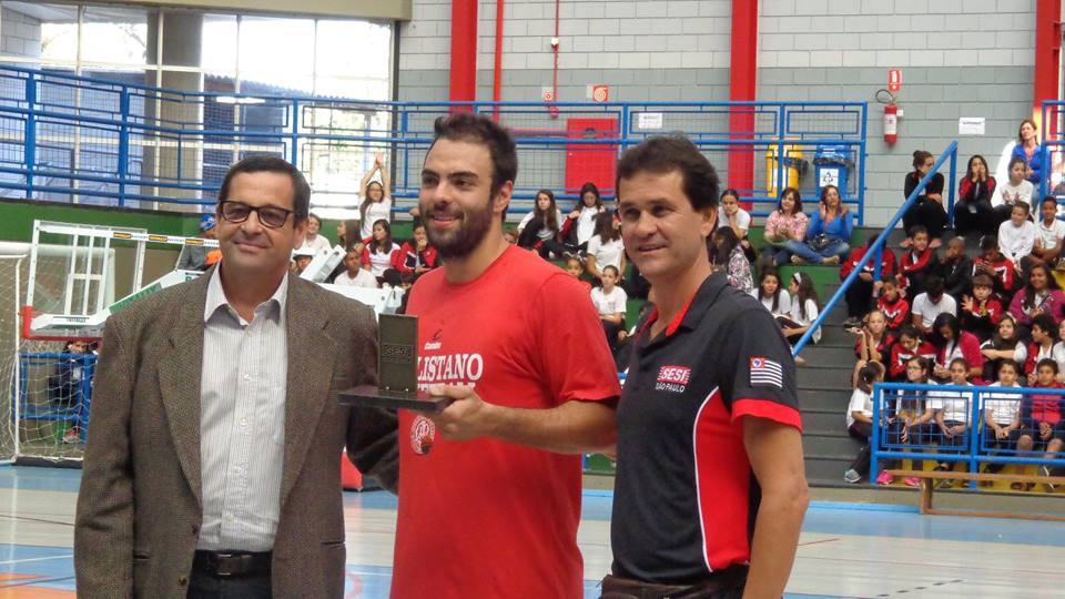 Pedro, jogador do Paulistano, recebeu uma homenagem no lugar onde deu seus primeiros passos no basquete, o SESI de Marília; à direito, o seu primeiro técnico, Edney Souza