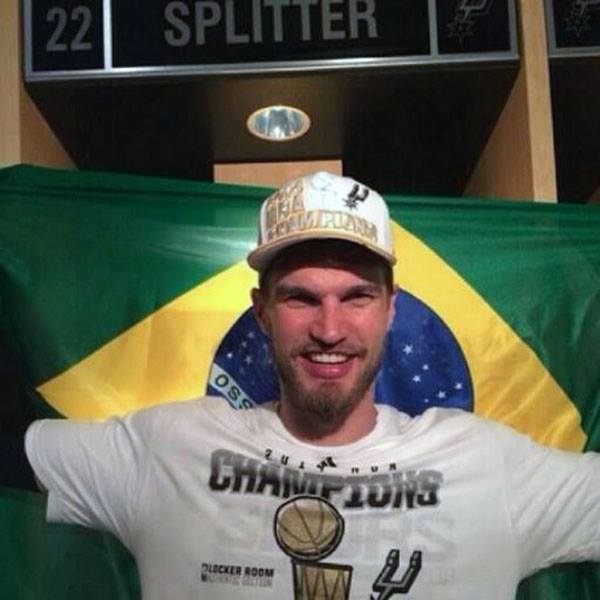 No domingo, Tiago Splitter se tornou o primeiro brasileiro a levantar a taça de campeão da NBA (Arquivo pessoal)