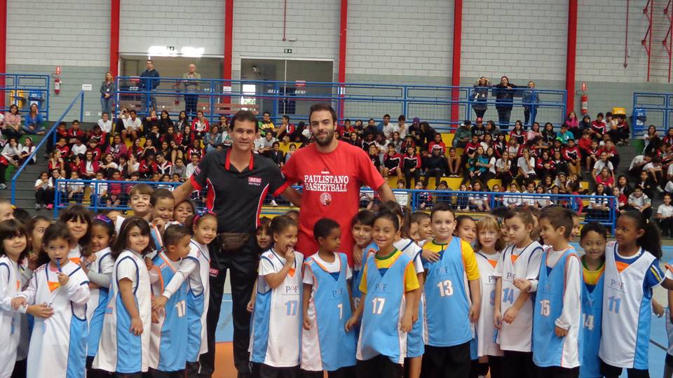 Pedro com as crianças do projeto de basquete do SESI de Marília