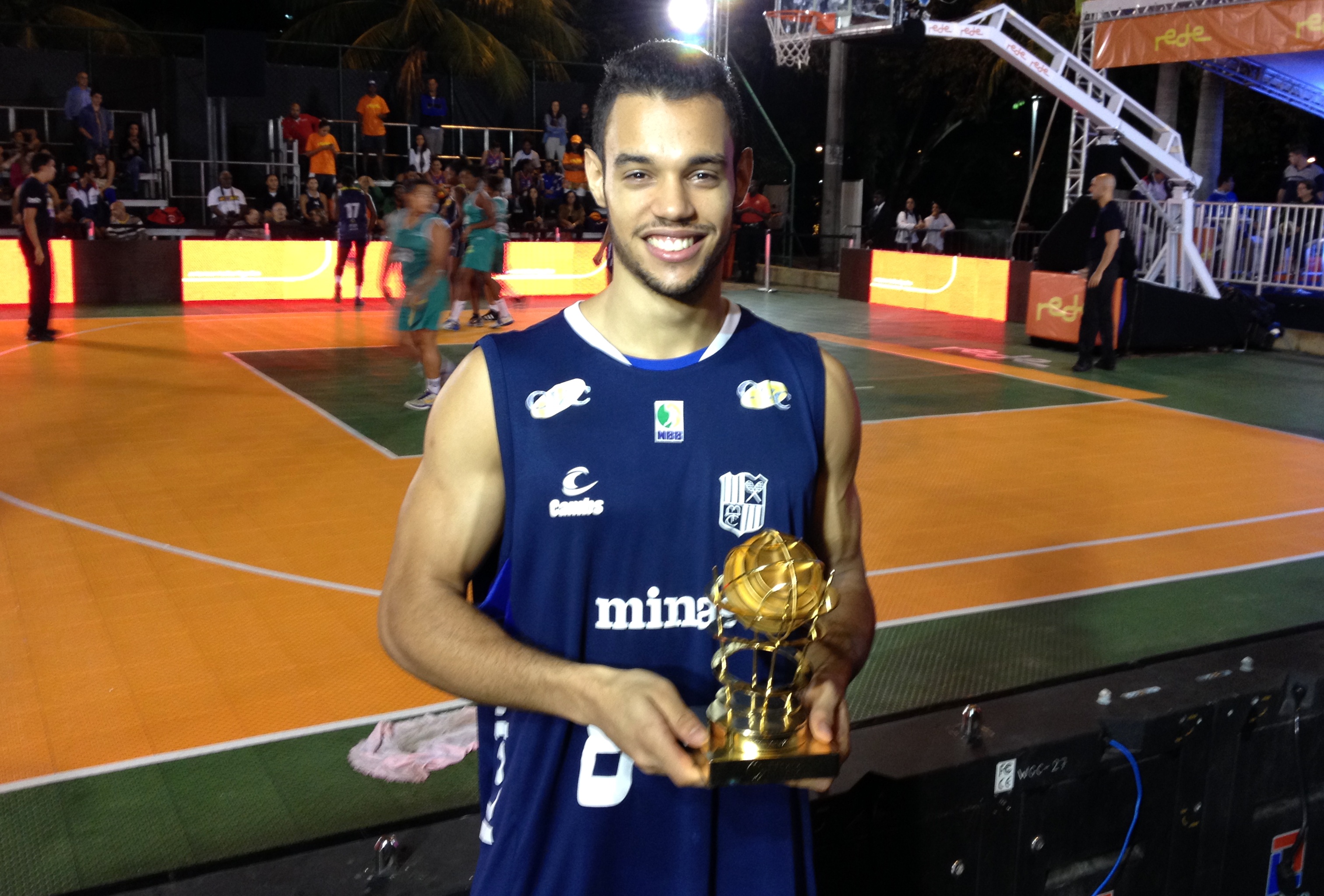 Durante o Desafio das Ligas 3x3, Coelho, de 21 anos, recebeu o troféu de Destaque Jovem do NBB6 (Divulgação/LNB)