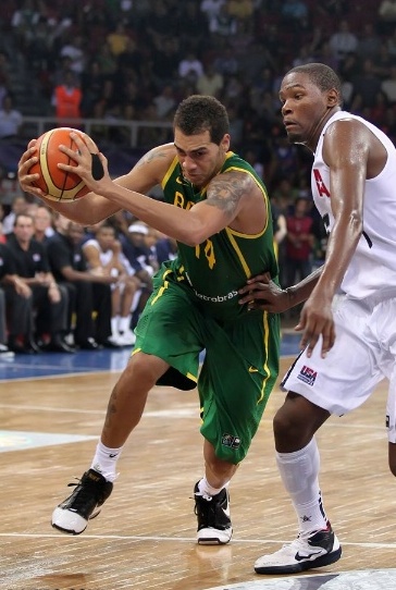 Marquinhos em ação contra que Kevin Durant, dos Estados Unidos, no Mundial 2010 (Divulgação/FIBA)