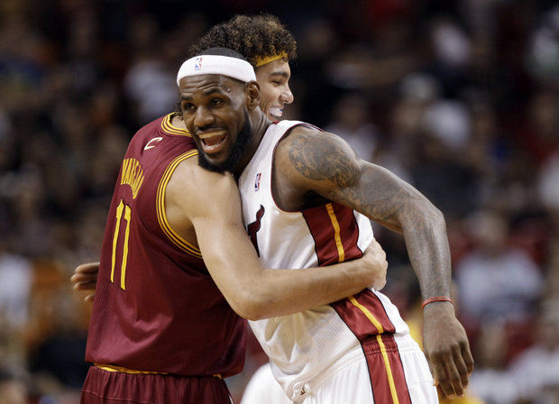 Após quatro anos longes um do outro, Anderson Varejão e LeBron James voltarão a jogar juntos no Cavaliers (AP)