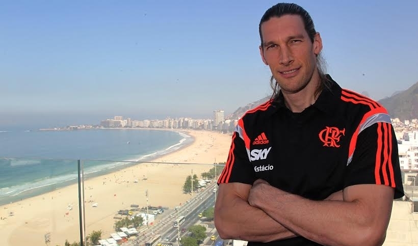 No Rio de Janeiro com a Seleção Argentina, Herrmann assinou contrato e posou com a camisa do Flamengo (Divulgação)