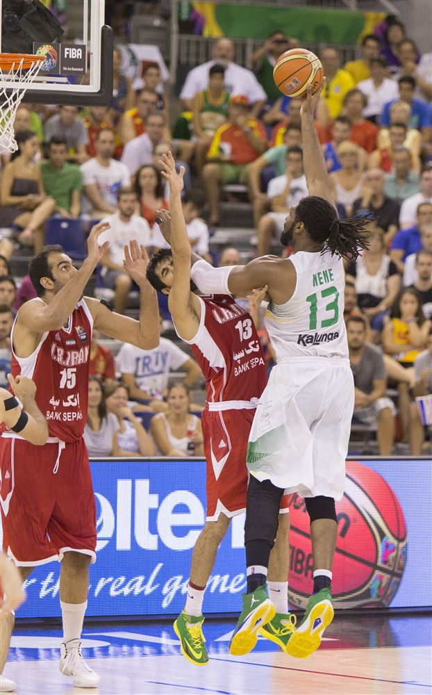 Garrafão brasileiro voltou a aparecer bem (FIBA/Divulgação)