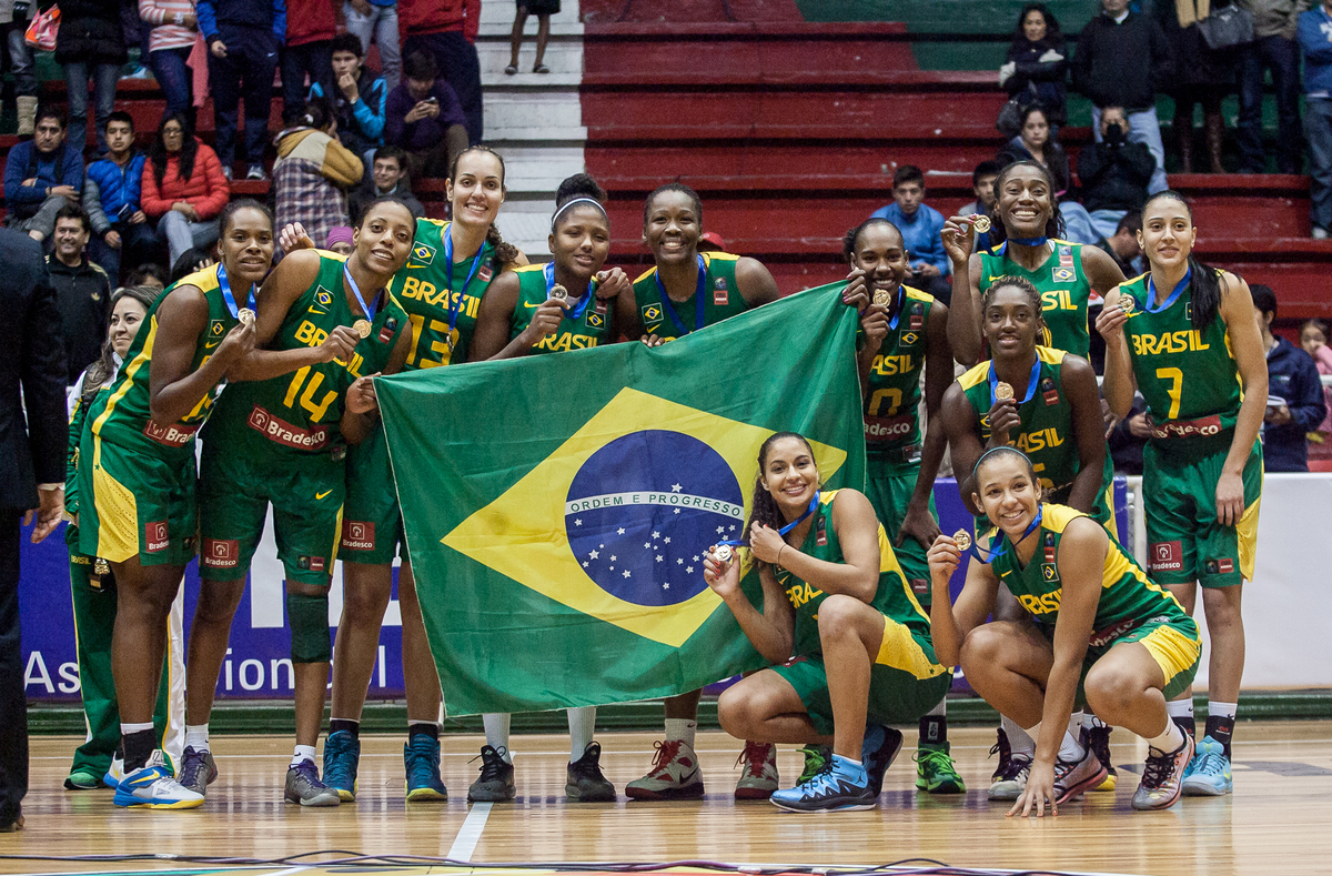 Seleção Brasileira não sabe o que é perder um jogo no Sul-Americano há 15 edições e levantou mais um troféu na edição 2014 (Samuel Vélez/FIBA Américas)