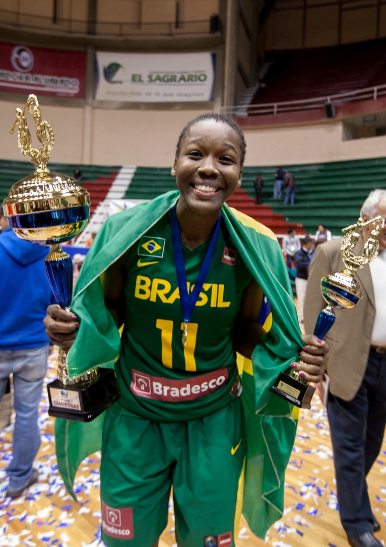 Clarissa exibe os troféus de campeã e MVP do Sul-Americana (Samuel Vélez/FIBA Américas)