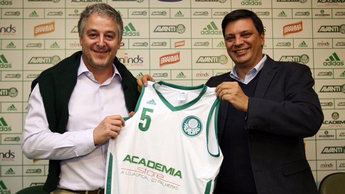 Paulo Nobre e Gaston Krause, diretor de franquias da Meltex, mostram a nova camisa do Palmeiras (Fabio Menotti/Ag. Palmeiras)