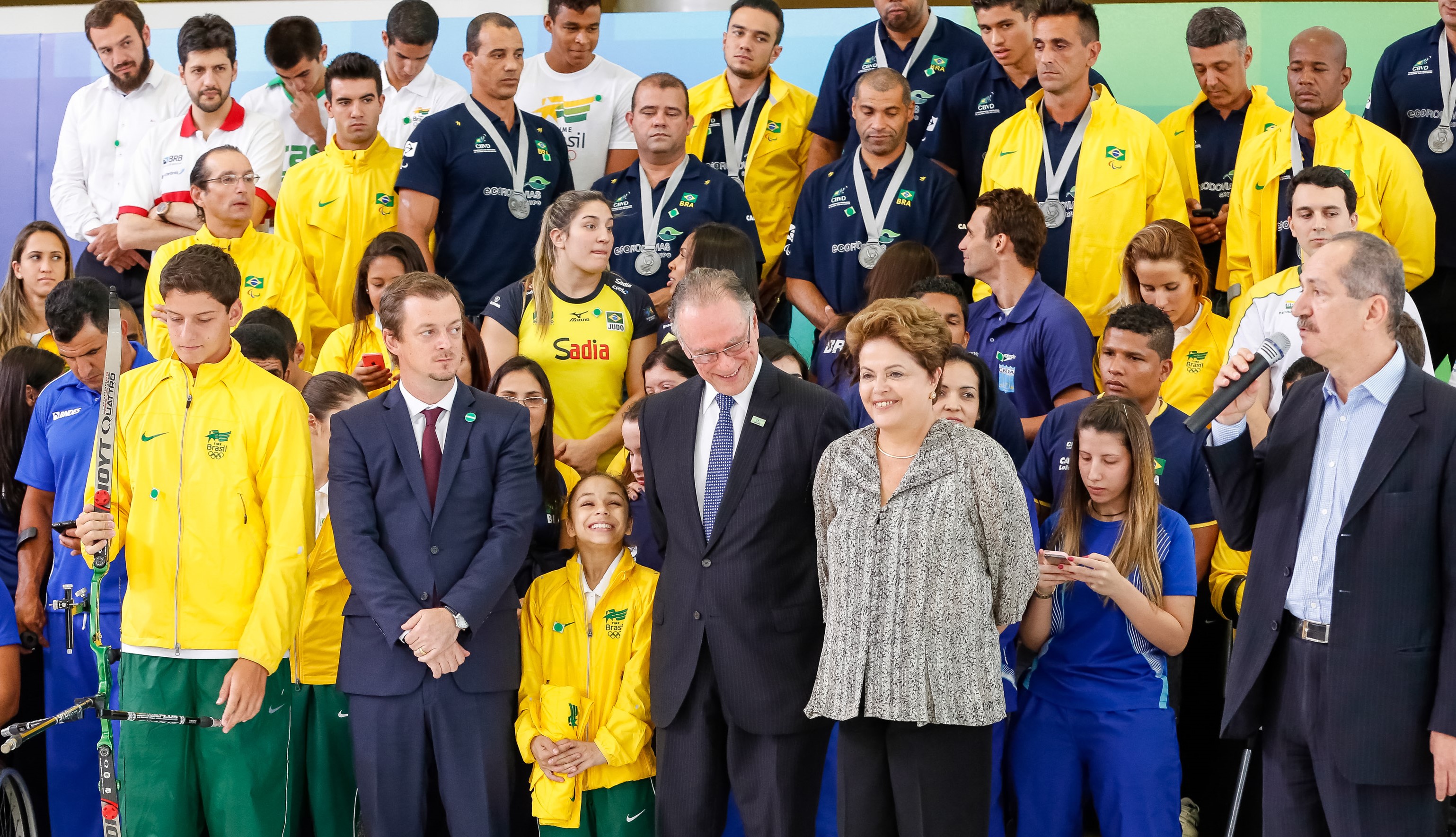 Giovannoni (ao fundo) foi um dos homenageados pela presidenta Dilma nesta sexta-feira (Paulino Menezes/Divulgação Ministério do Esporte)